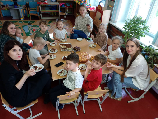 Вместе пекли, вместе ели: в гомельском детском саду №55 организовали сладкий стол для воспитанников и их мам