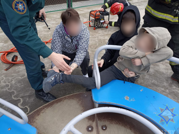 Нога застряла в качели: в Гомеле спасатели оказали помощь ребёнку