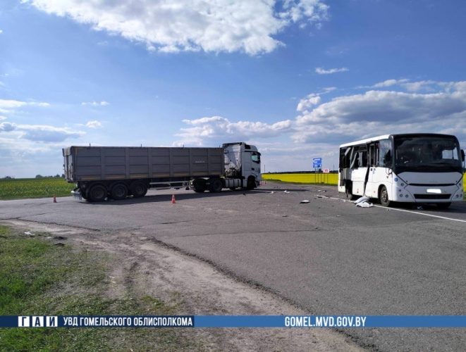 В Хойникском районе столкнулись грузовик и рейсовый автобус